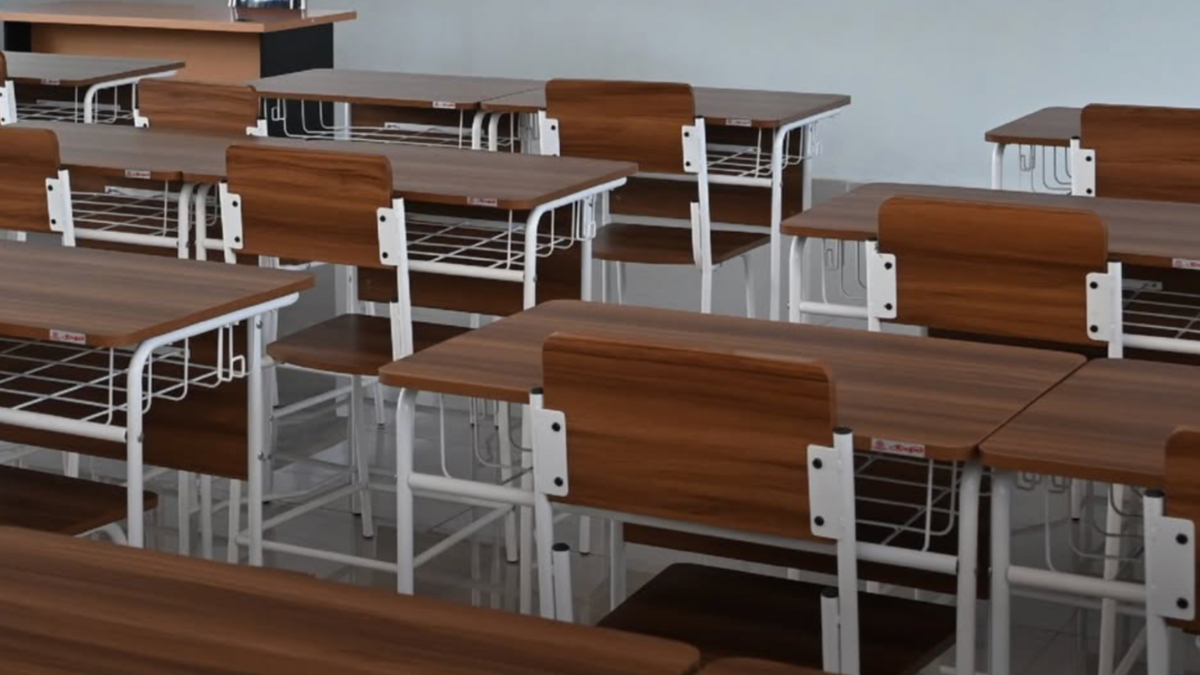 Ilustrasi bangku sekolah kosong saat libur panjang lebaran anak sekolah.