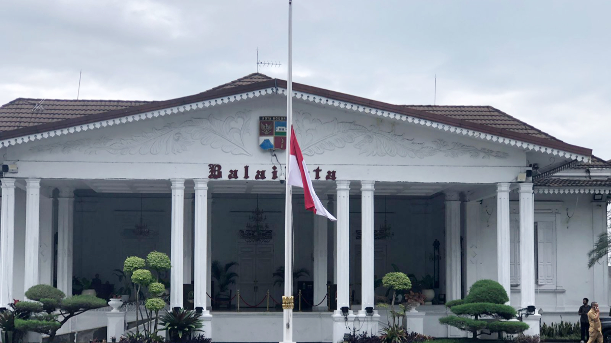 Bendera setengah tiang berkibar di depan Plaza Balai Kota Bogor.