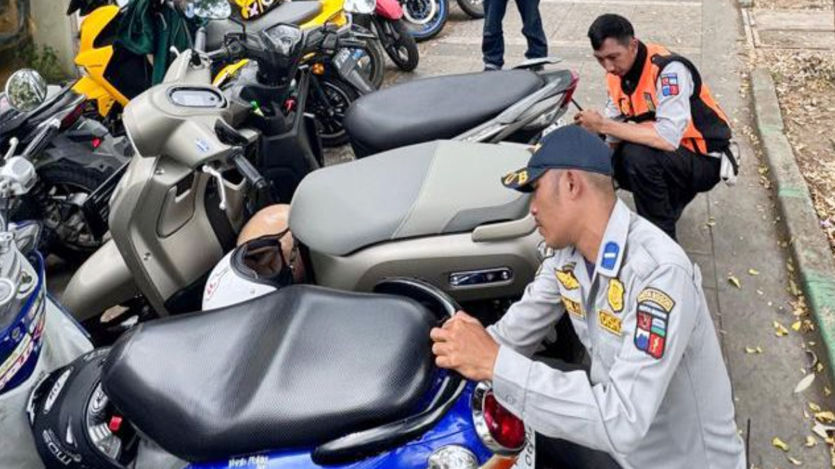 Dinas Perhubungan (Dishub) Kota Bogor kembali menggembosi kendaraan yang parkir sembarangan.