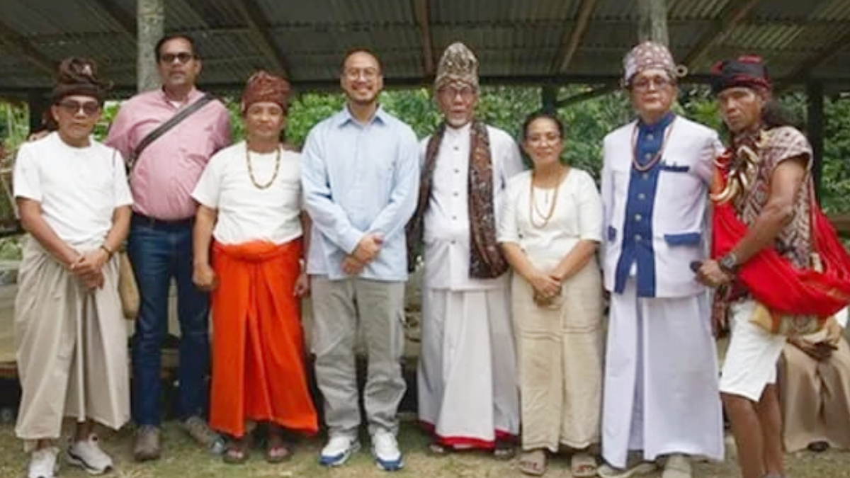 Pandji Pragiwaksono saat menjalani sidang adat Toraja. 