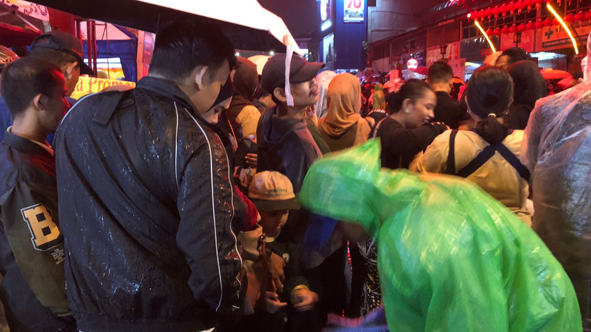 Pedagang jas hujan di kawasan Suryakencana Kota Bogor kebanjiran pembeli.