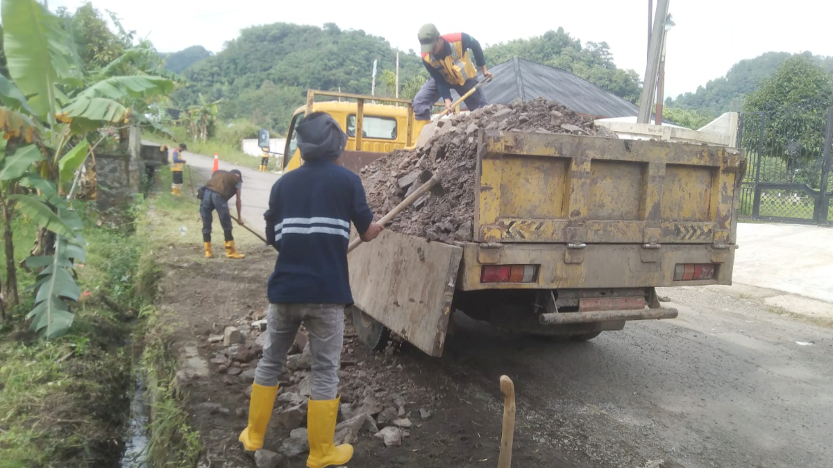 Dinas PUPR Kabupaten Bogor melalui UPT Infrastruktur Jalan dan Jembatan Wilayah Cigudeg menurunkan material untuk perbaikan Jalan Ace Tabrani, Nanggung.