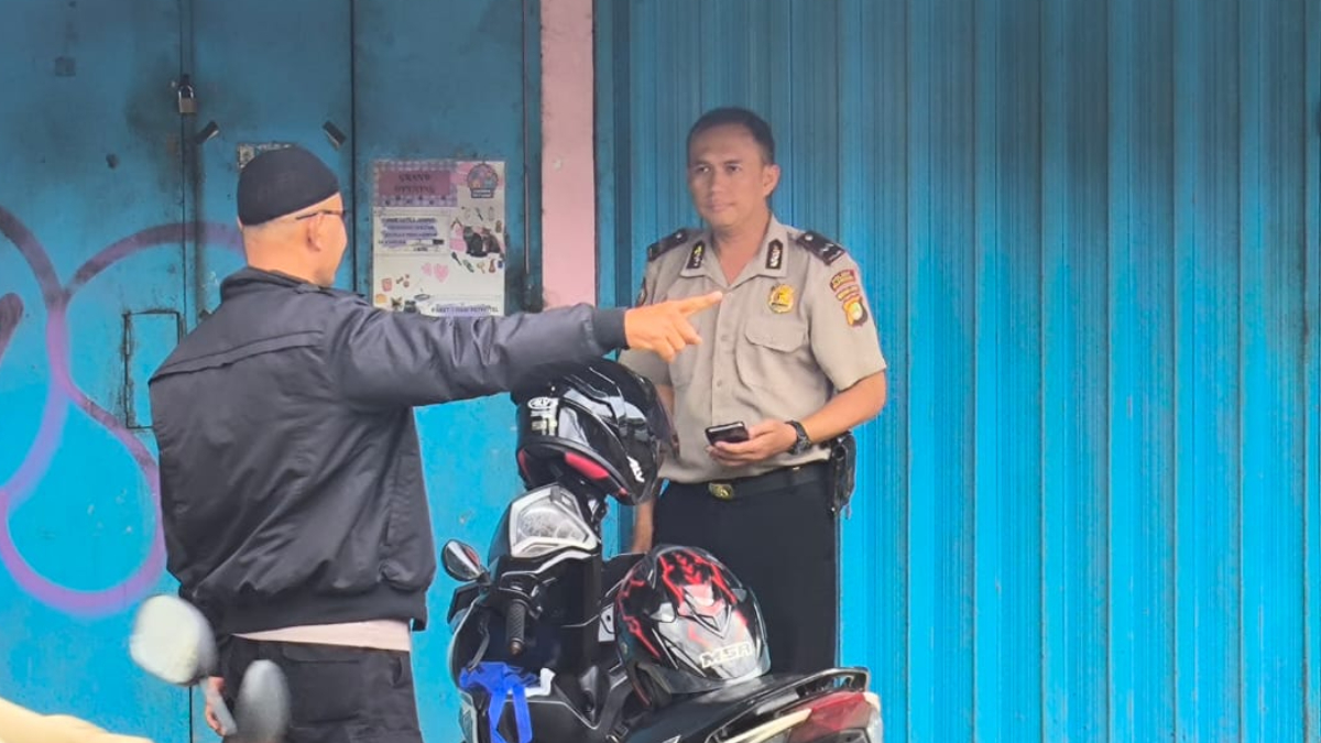 Petugas Polsek Bojongsari Depok saat mendatangi lokasi kejadian. 