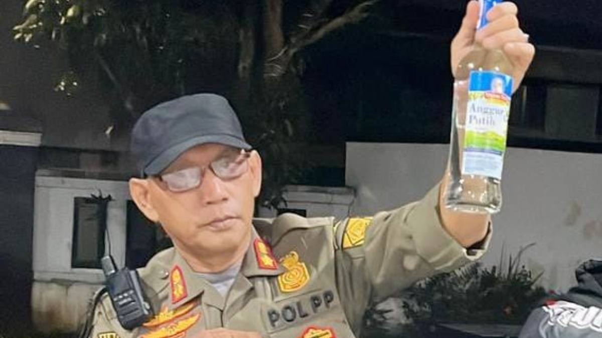 Satpol PP Kabupaten Bogor menyita puluhan botol&nbsp;miras ilegal saat patroli Ramadhan di Cibinong dan Sukaraja.