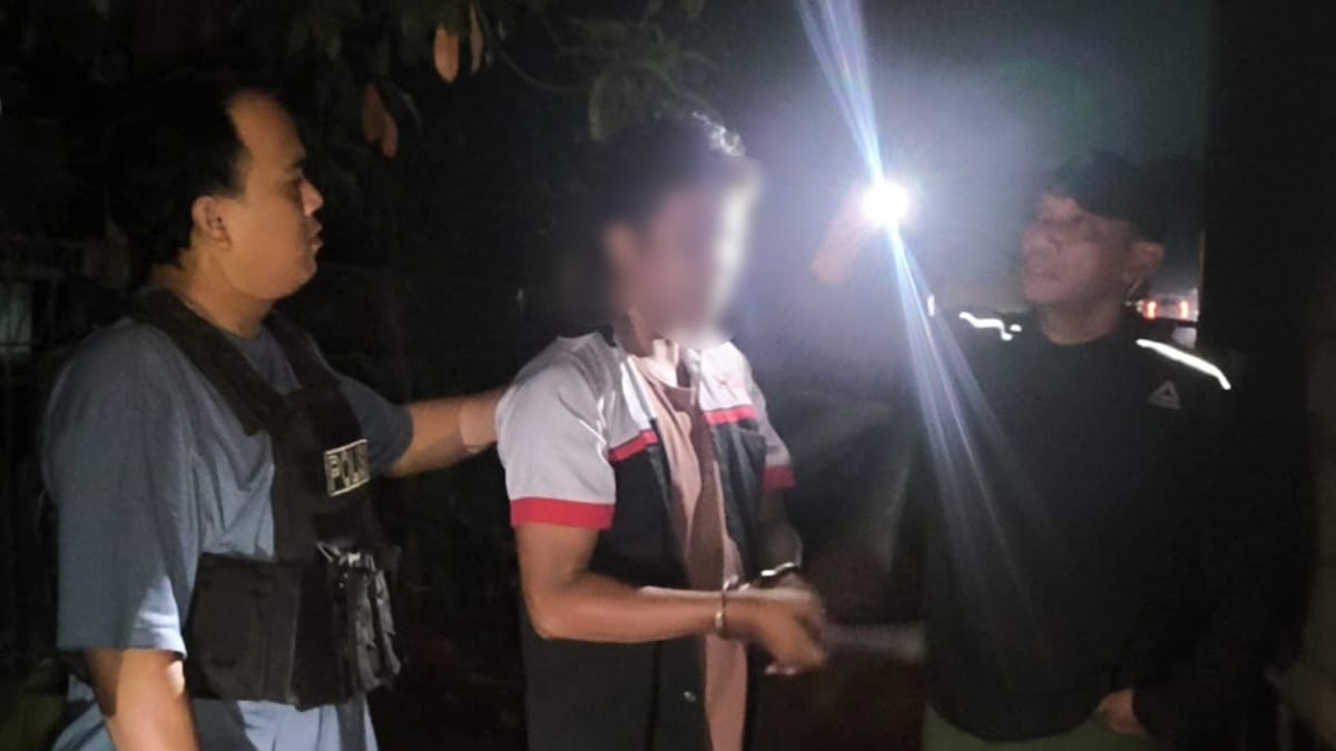 Kapolsek Cileungsi Kompol Edison bersama Unit Reskrim Polsek Cileungsi melakukan pemeriksaan lanjutan terhadap sopir ekspedisi.
