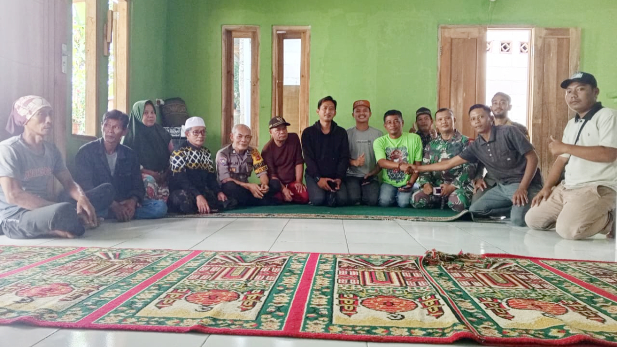 Warga saat bermediasi dengan perusahaan peternakan ayam di Rumpin Kabupaten Bogor.