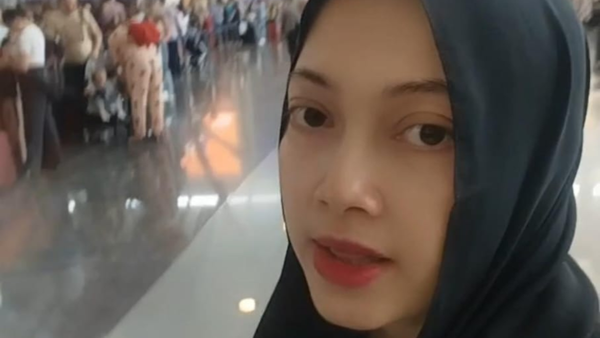 Aliyyah Shihab, warga Cijeruk, Kabupaten Bogor saat berada di Bandara Muskat, Oman, Rabu, 4 Maret 2026. 