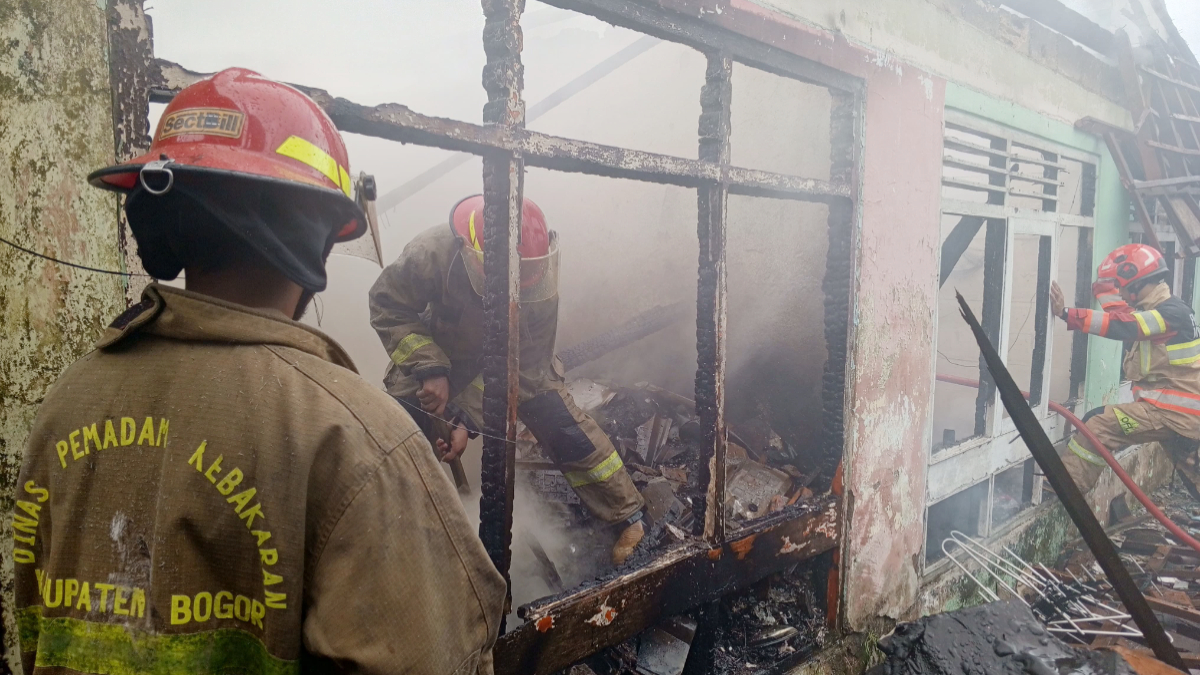 Petugas Damkar saat melakukan pemadaman di rumah warga Jalan Bougenville, Desa Ciomas, Kecamatan Ciomas Kabupaten Bogor kebakaran.