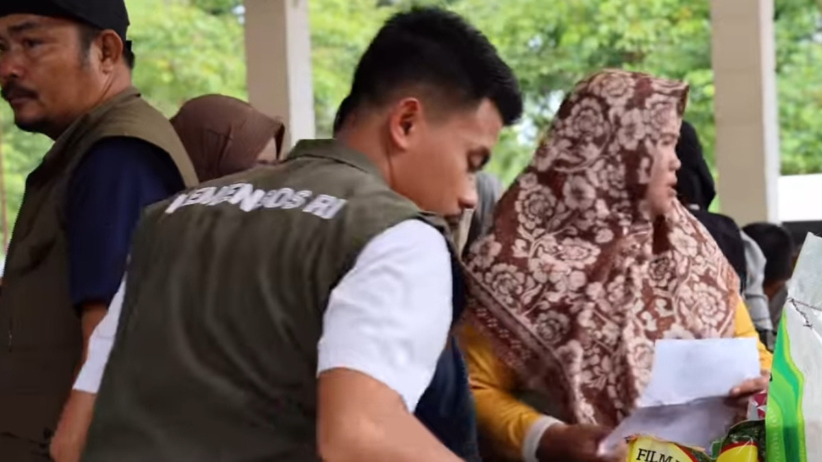 Ilustrasi petugas menyalurkan bansos kepada KPM jelang lebaran 2026.