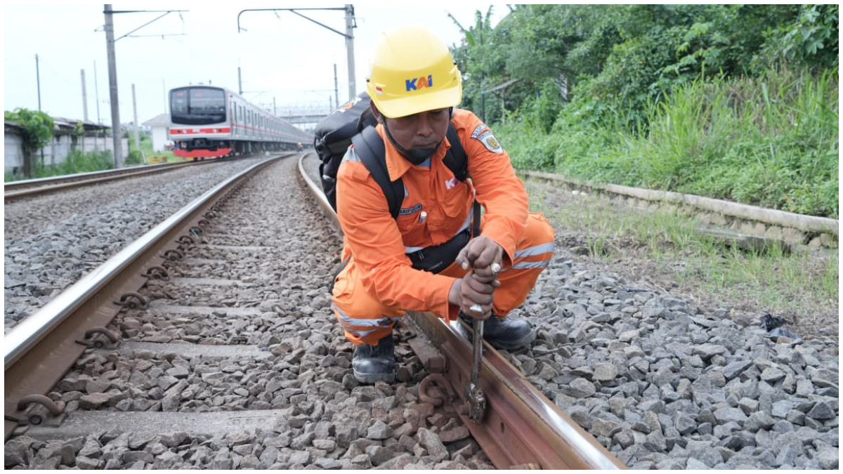 Petugas sedang memeriksa jalan rel kereta api 