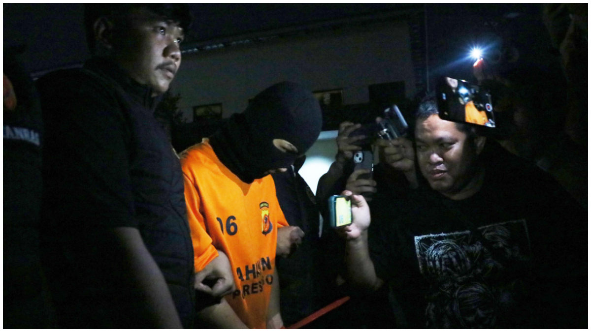 MH, pelaku penghilangan nyawa pasutri asal Pakistan di Cisarua Bogor saat digiring petugas. 