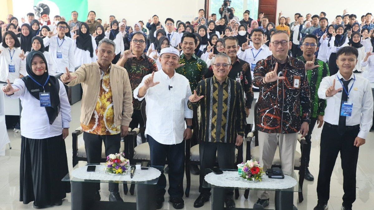 Perpusnas RI menyerahkan&nbsp;ribuan&nbsp;buku bagi Sekolah Rakyat (SR) di Kabupaten Bandung Barat.