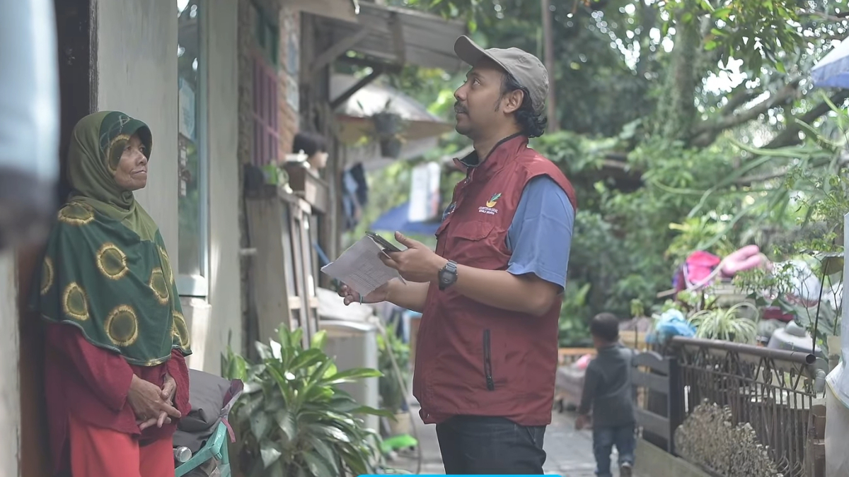 Petugas survey lapangan untuk menentukan desil sosial ekonomi masyarakat penerima bansos