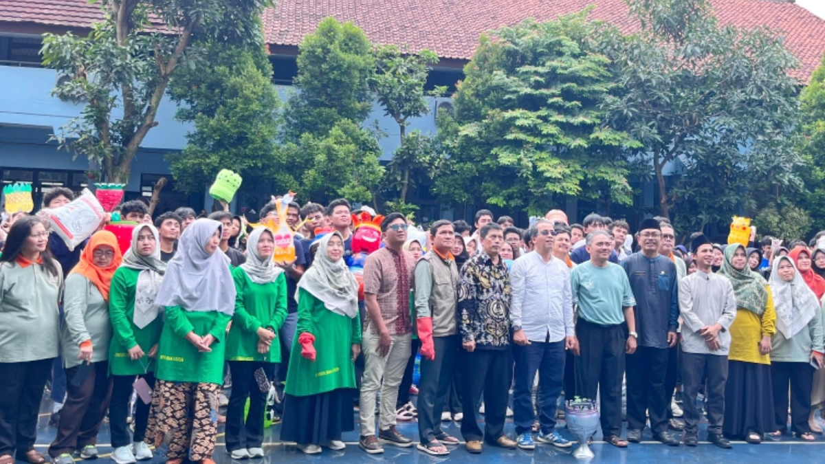 Kegiatan seremoni penanaman cabai di SMAN 8 Kota Bogor.