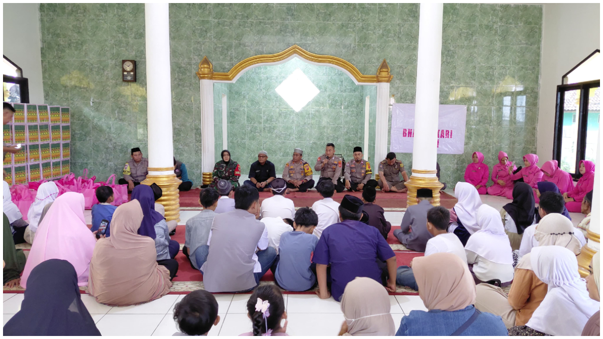 Suasana penyaluran zakat dan sembako di Polsek Tamansari Polres Bogor.