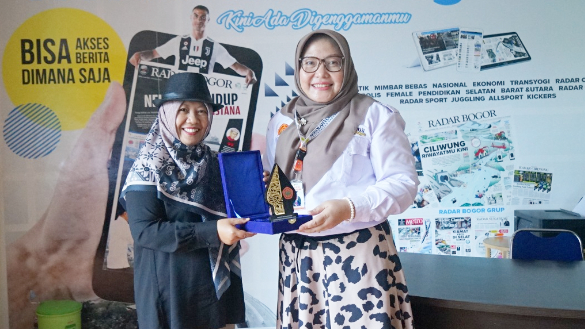 Dekan Sekolah Vokasi Unpak Lia Dahlia Iryani (kanan) usai audiensi dengan CEO Radar Bogor Grup Nihrawati AS di Graha Pena Radar Bogor, Rabu, 4 Maret 2026.
