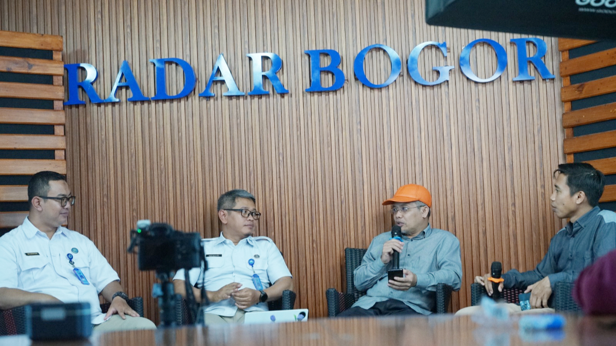 Talk show terkait bahaya vape mengadirkan narasumber dari BNN Kabupaten Bogor dan DPRD Kabupaten.