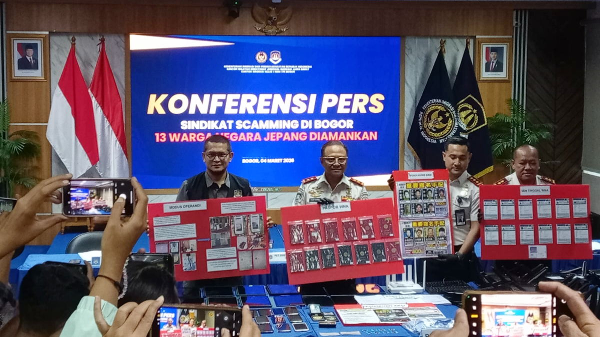 Pelaksana Tugas Direktur Jenderal Imigrasi, Yuldi Yusman menunjukan barang bukti dalam kasus dugaan penipuan daring internasional di Bogor.