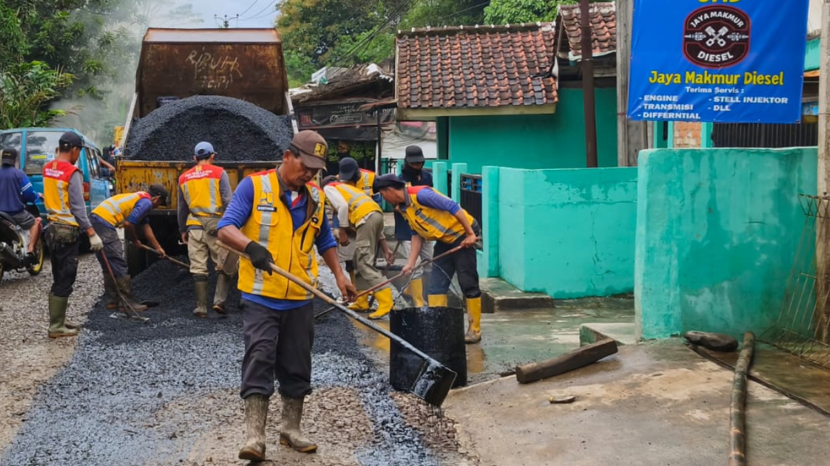 UPT Infrastruktur Jalan dan Jembatan Wilayah Cigudeg pada DPU Kabupaten Bogor mulai perbaikan Jalan Ace Tabrani, Nanggung, Rabu, 4 Maret 2026.