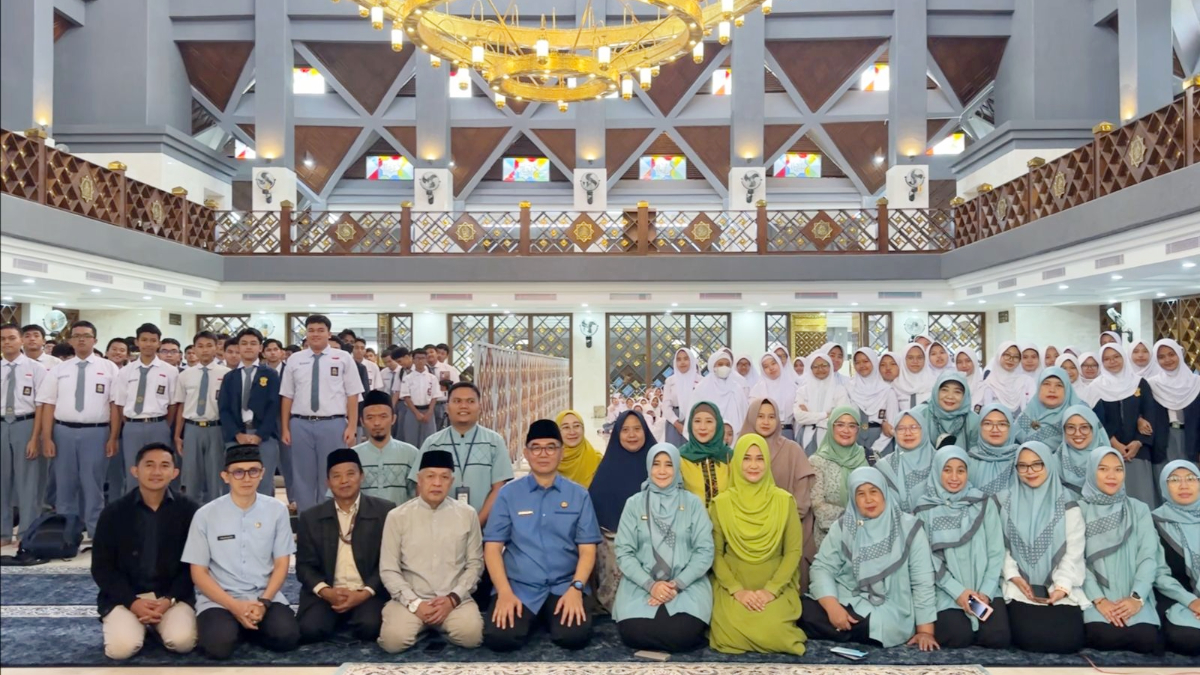 Smartren Ekologi Takzim dihadiri Sekretaris Daerah Kabupaten Bogor Ajat Rochmat Jatnika di Masjid Nurul Wathon, Kecamatan Cibinong, Kabupaten Bogor, Selasa, 3 Maret 2026.