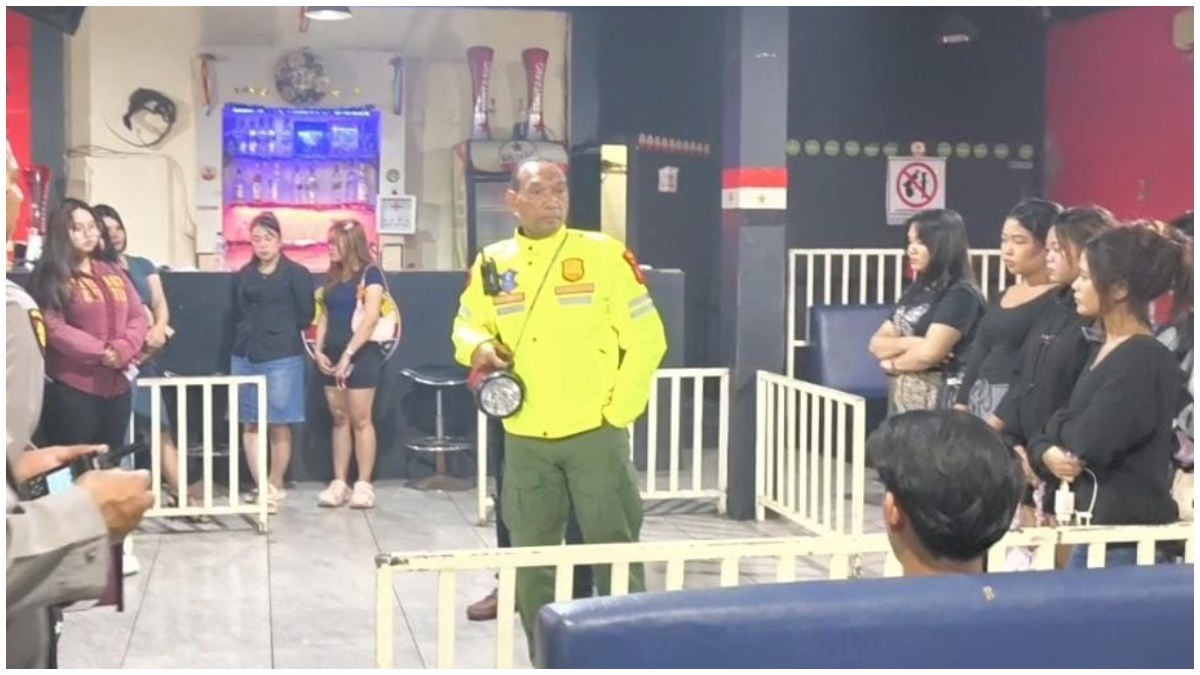 Kapolsek Cileungsi, Kompol Edison bersama jajaran saat mendatangi tempat hiburan malam di Kecamatan Cileungsi, Kabupaten Bogor.