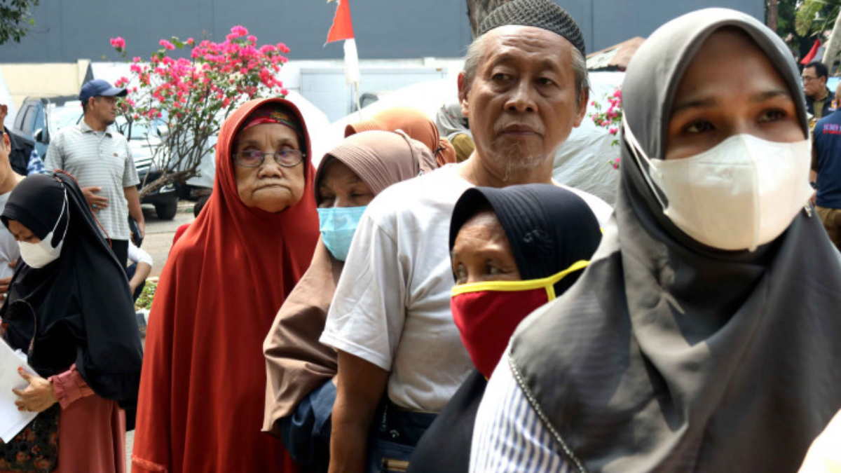 Ilustrasi antrian Keluarga Penerima Manfaat (KPM) bansos BLT.