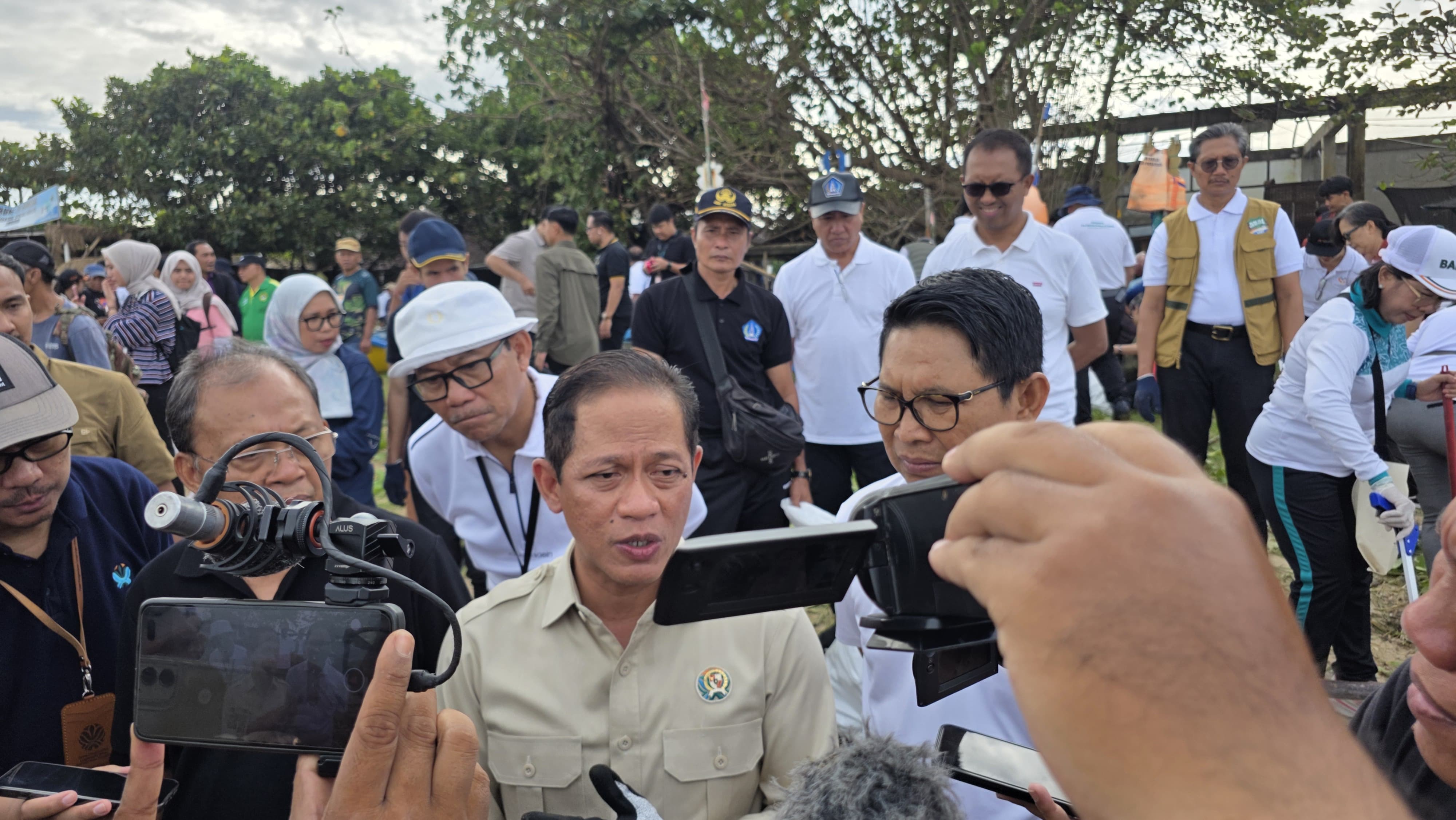 Menteri LH Hanif Faisol saat menghadiri kegiatan korve atau aksi bersih-bersih di Pantai Jimbaran, Kabupaten Badung, Bali, Kamis 5 Maret 2026.