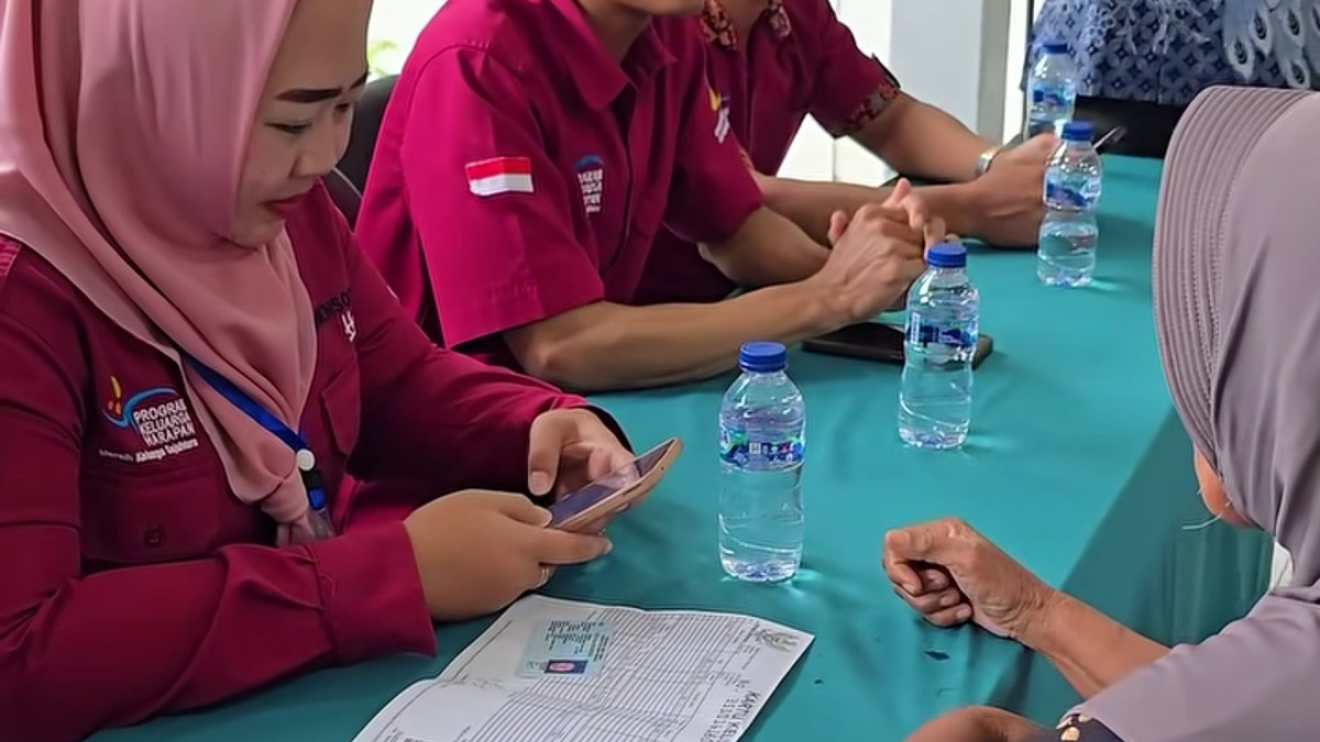 Ilustrasi KPM bansos PKH BPNT ambil dana bantuan.