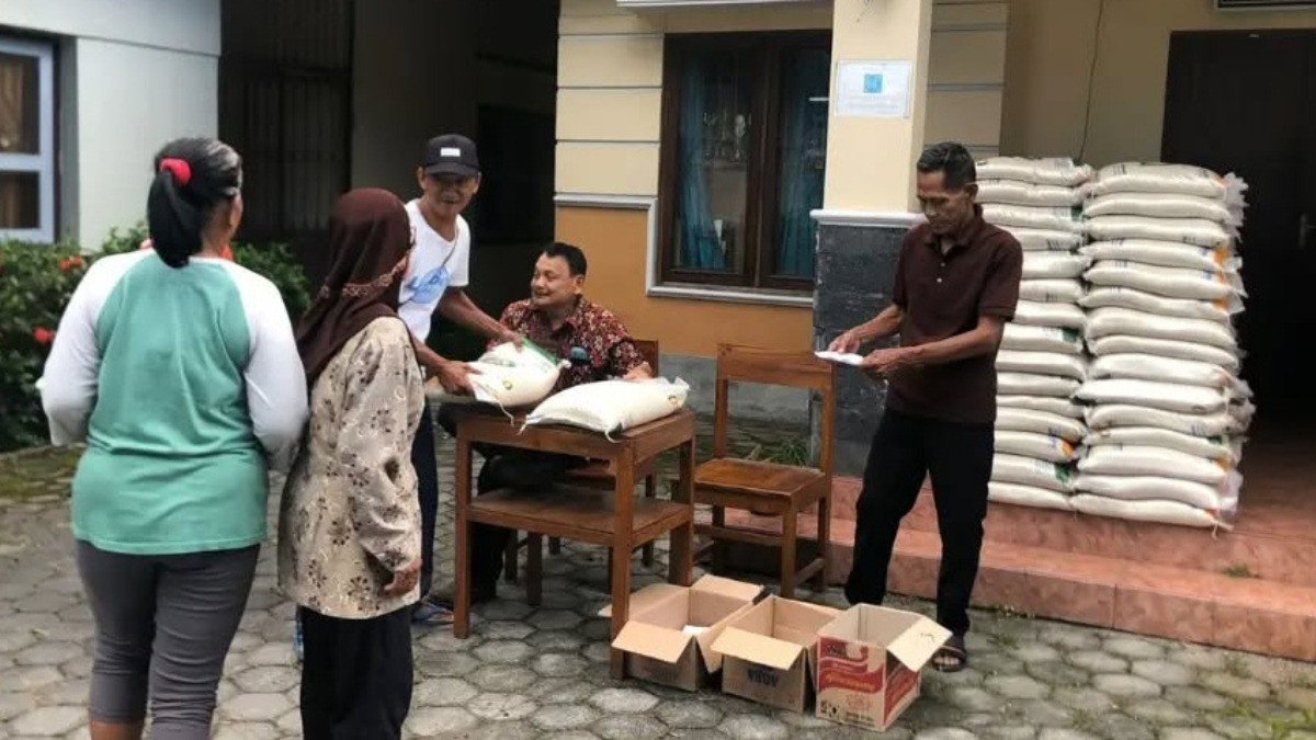 Ilustrasi penyaluran bansos beras dan minyak goreng di bulan Ramadhan 