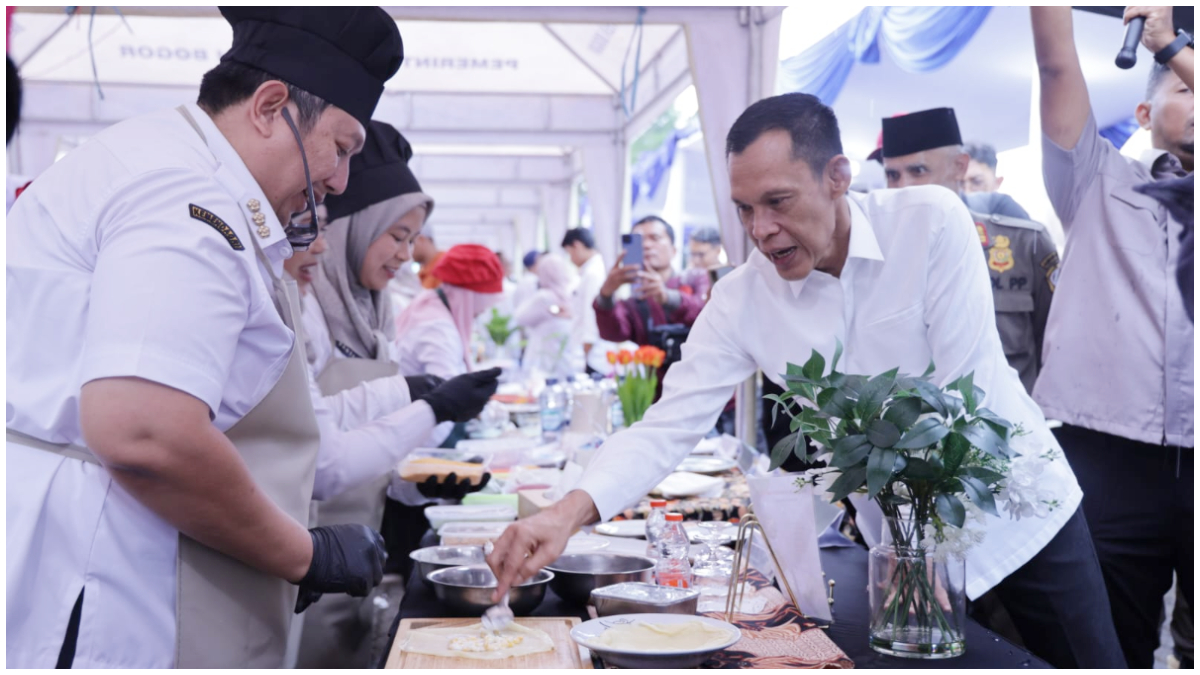 Wakil Bupati Bogor, Ade Ruhandi saat menghadiri kegiatan lomba memasak di area Tegar Beriman, Cibinong, Kabupaten Bogor. 