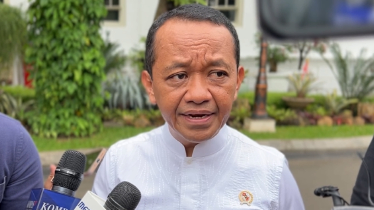 Menteri ESDM Bahlil Lahadalia saat menyampaikan keterangan kepada wartawan di Jakarta.