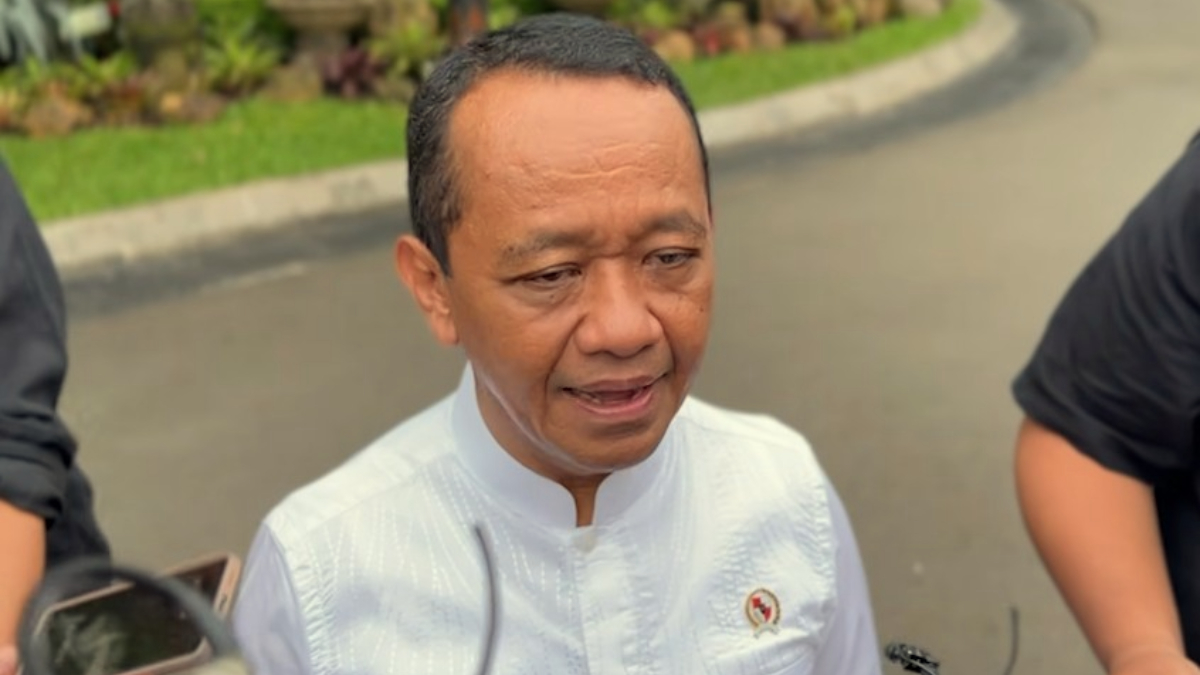 Menteri ESDM, Bahlil Lahadalia memberikan keterangan kepada wartawan soal stok BBM.
