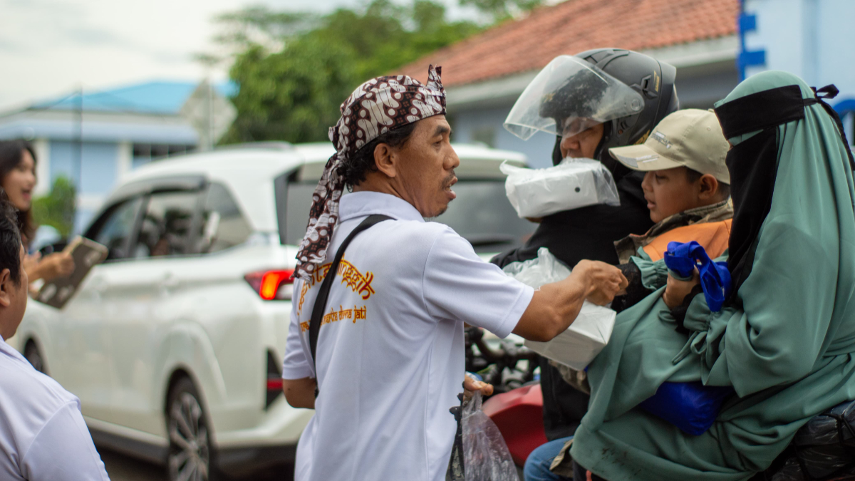 Pengempon Pura Angkasa Amertha Dharma Jati membagikan paket makanan kepada masyarakat dalam kegiatan sosial Boga Sevanam pada Hari Raya Nyepi Caka 1948.