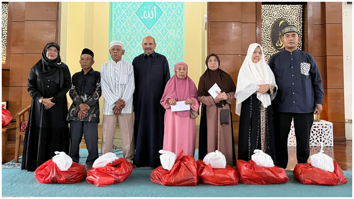 SMA Dwiwarna memberikan santunan kepada yatim dan dhuafa dalam kegiatan Gebyar Ramadhan 1447 H, Rabu 4 Maret 2026. 