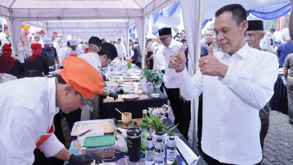 Wakil Bupati Bogor Ade Ruhandi saat menghadiri sekaligus membuka rangkaian kegiatan Pesona Ramadhan Bogor Berbagi di Cibinong, Kabupaten Bogor, Rabu, 4 Maret 2026.