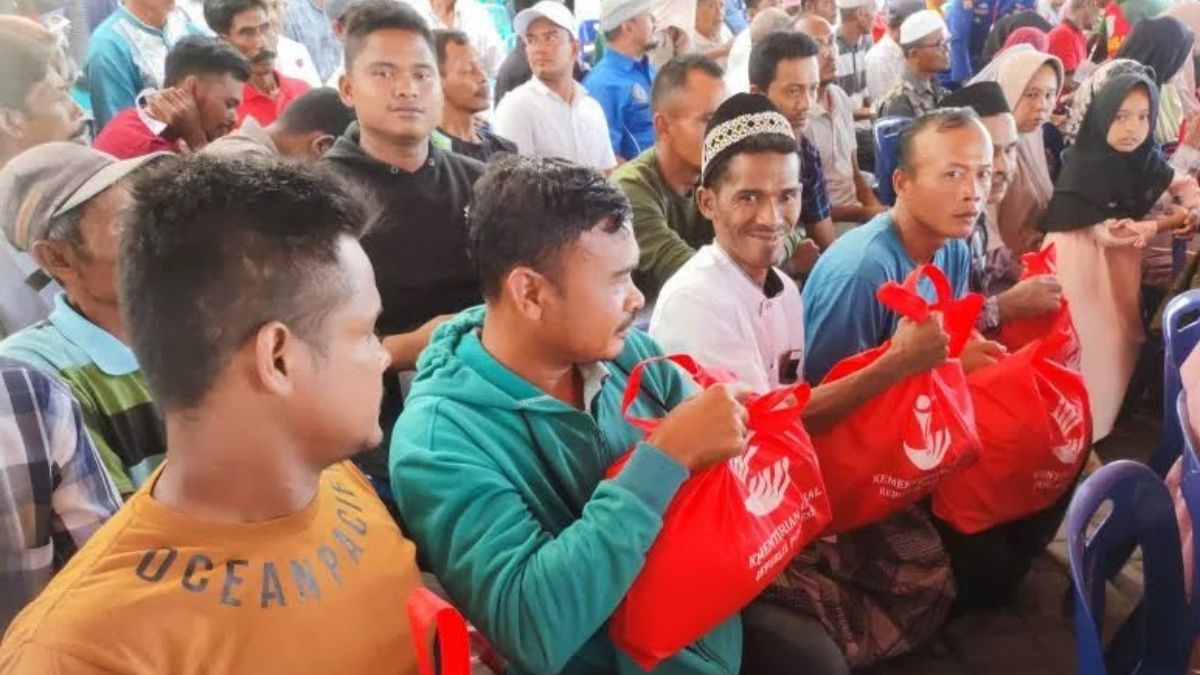 Ilustrasi KPM menerima bansos jelang lebaran tahun 2026.