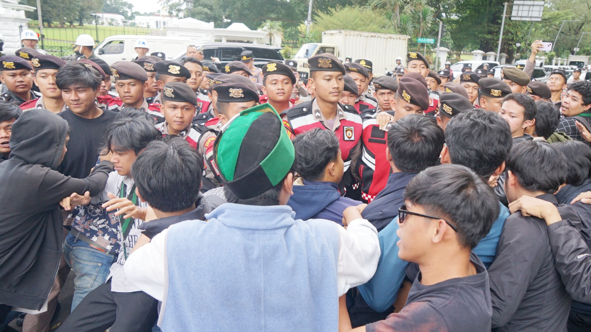 Mahasiswa HMI Cabang Kota Bogor saat menggelar aksi demo di depan Istana Bogor Jalan Juanda, Kamis, 5 Marey 2026.
