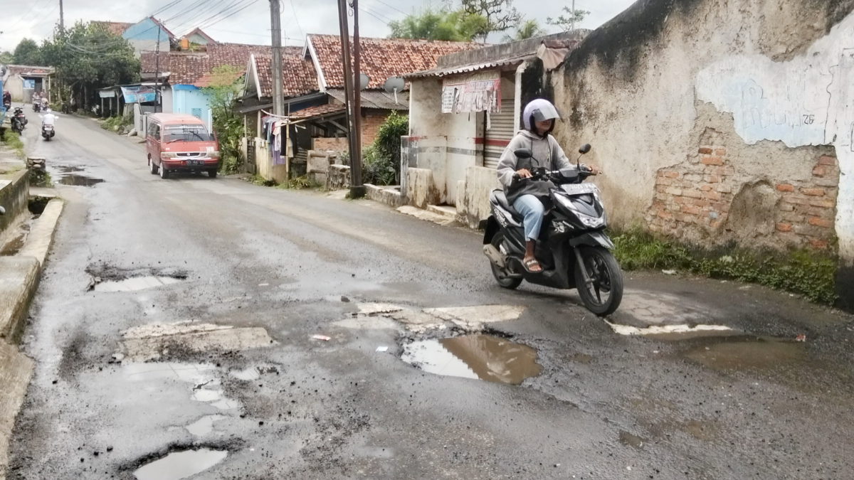 Jalan Leuwisadeng - Kalongliud, penghubung antar desa dan Kecamatan Leuwisadeng dengan Nanggung terdapat lubang di sejumlah titik.