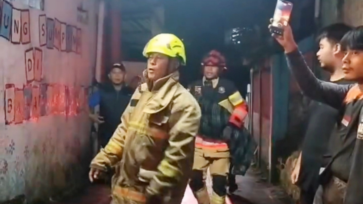 Proses evakuasi bayi yang menjadi korban kebakaran di Tegallega, Kota Bogor. 