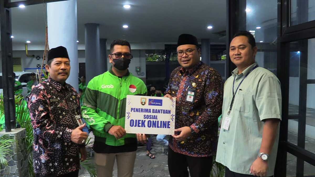 Ilustrasi driver ojol yang dapat bantuan sosial dan bonus hari raya