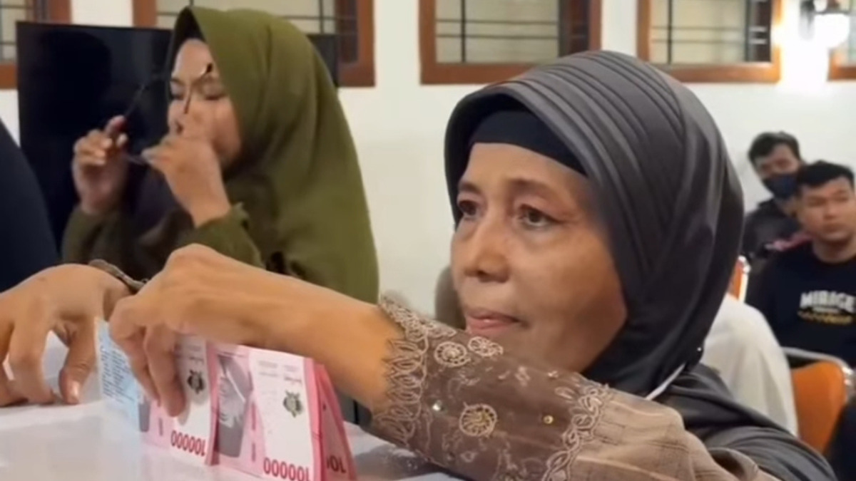 Ilustrasi KPM carikan dana bansos