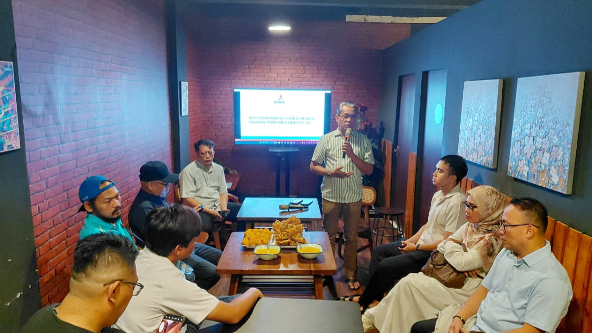 Para pengurus KORMI Kota Bogor menggelar rapat kerja sekaligus buka puasa bersama di Kedai Kopi Koloni Komplek Ruko Brajamustika Jalan dr. Sumeru, Menteng, Kota Bogor, Jumat, 6 Maret 2026.