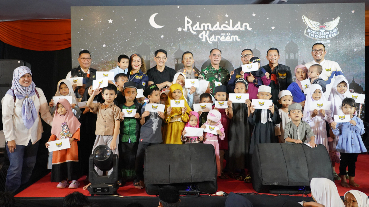 Anggota Motor Besar Club Indonesia (MBC) Bogor memberikan santunan kepada anak yatim Jumat 6 Maret 2026.