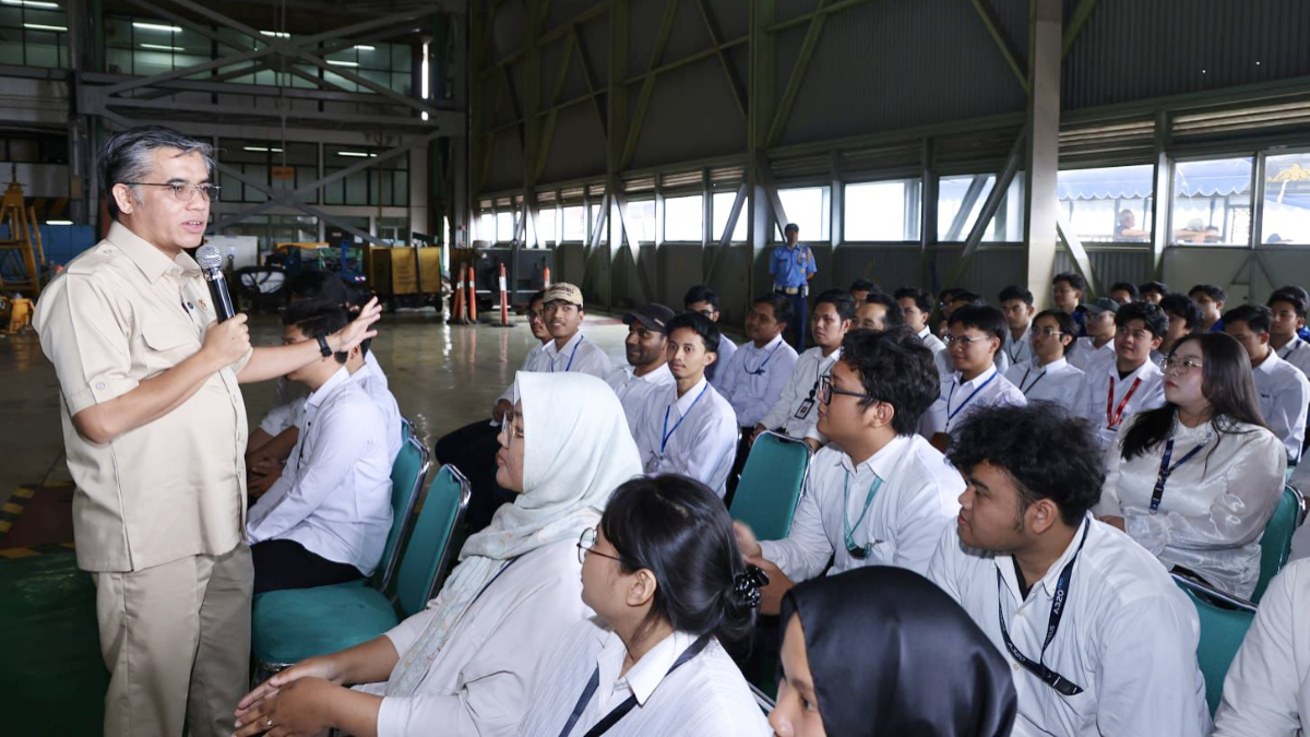 Menteri Ketenagakerjaan&nbsp;Yassierli&nbsp;saat meninjau program magang di PT Dirgantara Indonesia (PTDI) di Bandung.