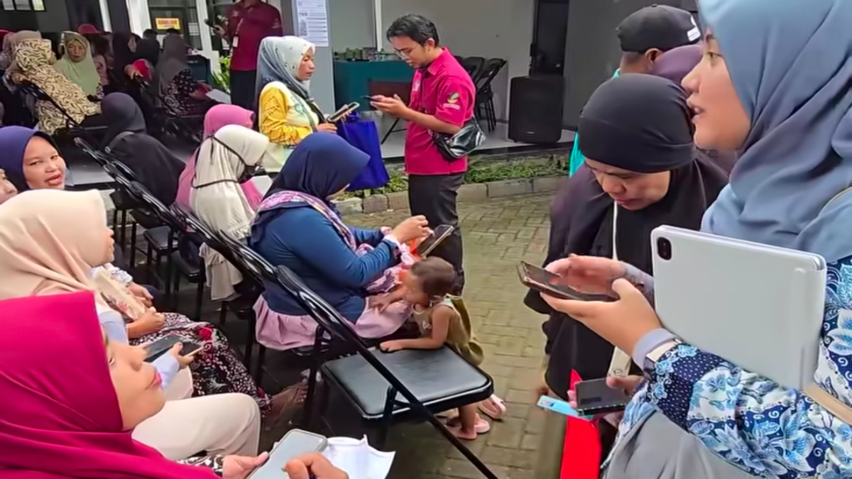  Ilustrasi pembagian undangan pencairan bansos.