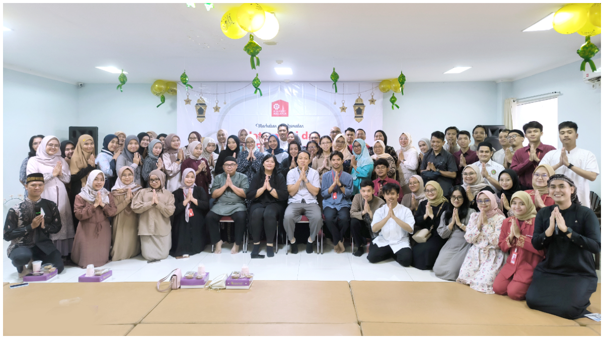Jajaran direksi, dokter, serta seluruh karyawan RS Melania Bogor foto bersama pada acara buka puasa bersama.