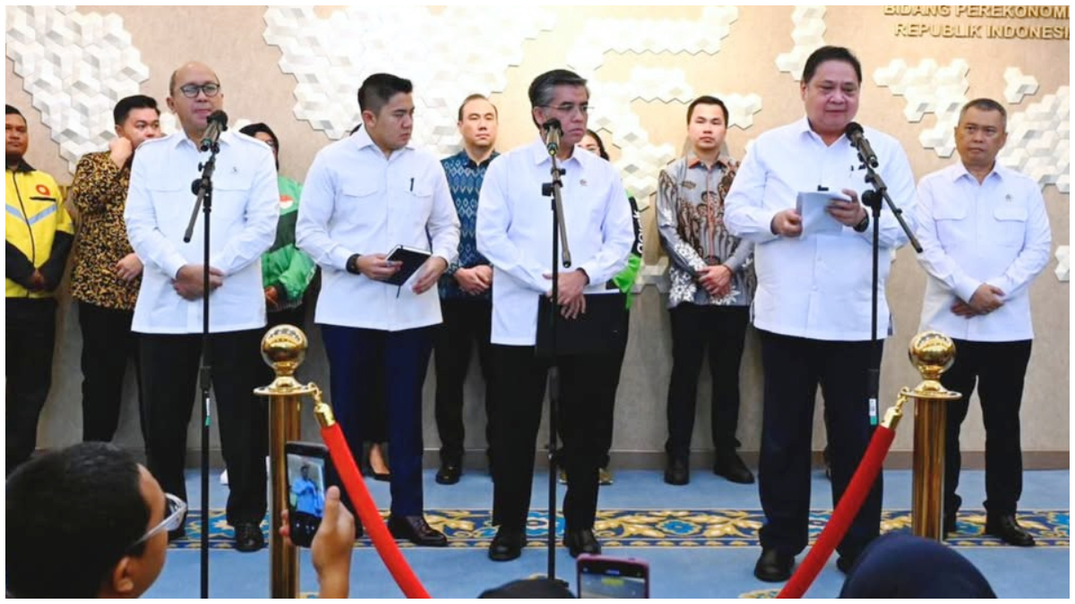 Pers Konferensi yang diadakan di Kantor Kementerian Bidang Perekonomian. 