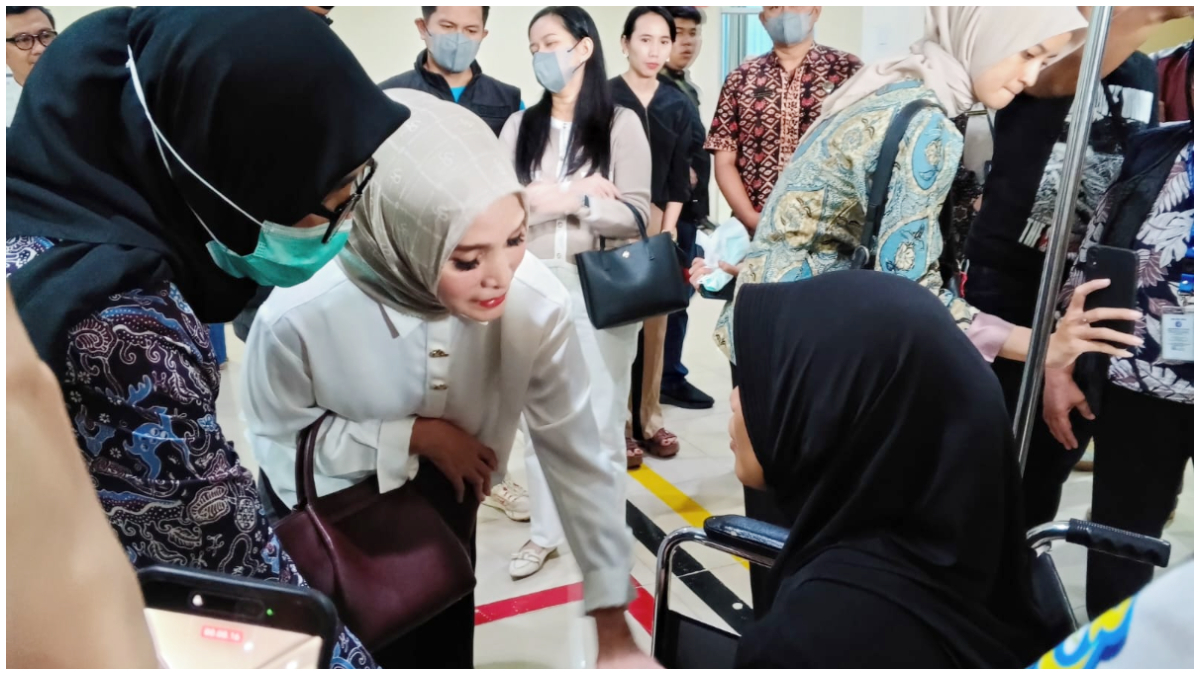 Istri Wali Kota Bogor, Yantie Rachim (jilbab coklat muda) saat menjenguk korban kebakaran Tegallega di RS PMI Kota Bogor. 