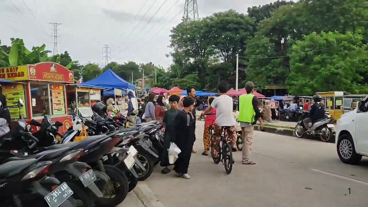 Suasana War Takjil di Jalan Summarecon, Bogor.