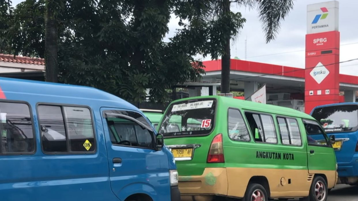 Antrean angkot yang hendak mengisi ke SPBG di Jalan Merdeka, Kota Bogor.